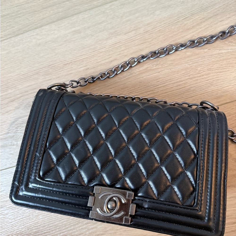 Elegant Black Quilted Crossbody Bag